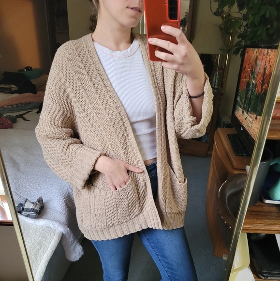 Tan sweater - Picture 6 of 6